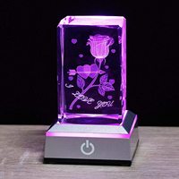 Cube en cristal K9 personnalisé avec logo d'usine, cube en cristal rose gravé au laser 3D avec base LED pour cadeau de mariage