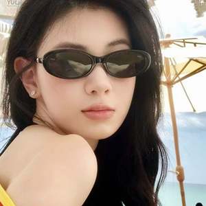 Gafas de Sol Personalizadas con Logotipo, Moda 2025, Estilo Y2K, Patillas con Perlas, Negras, para Mujer, Protección UV400, Montura Pequeña Ovalada - Product Image 1