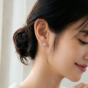ต่างหูเงินแท้ 925 ชุบทอง ดีไซน์ใบโคลเวอร์สี่แฉก ประดับด้วยหินธรรมชาติทรงมาร์คีส์ขนาด 3*6 มม. ของขวัญสำหรับเพื่อนเจ้าสาว เหมาะสำหรับงานเลี้ยง - Product Image 4