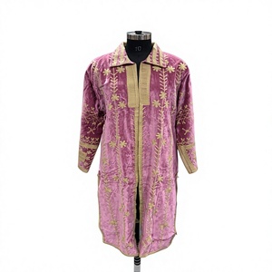 Manteau long bohème réversible en velours rose mauve brodé de fleurs Suzani, écoresponsable, avec travail Tilla de Kasmir rose poudré - Product Image 2