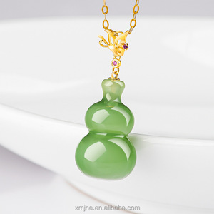 Colgante de Jade Natural Verde Espinaca de Grado A Certificado, Jade Verde Hotan, Calabaza 3D, Hebilla de Oro de 18K con Incrustaciones de Rubí - Product Image 2