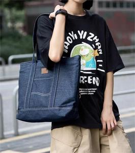 <span class=keywords><strong>2023</strong></span> sac fourre-tout en jean moyen pour femmes avec fermeture ouverte et conception à poignée Logo imprimé personnalisé pour une utilisation en extérieur sac de dame à vendre - Product Image 6