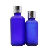 Flacon vide en verre bleu cobalt givré avec bouchon à vis argenté pour l'emballage de liquides cosmétiques et d'huiles essentielles