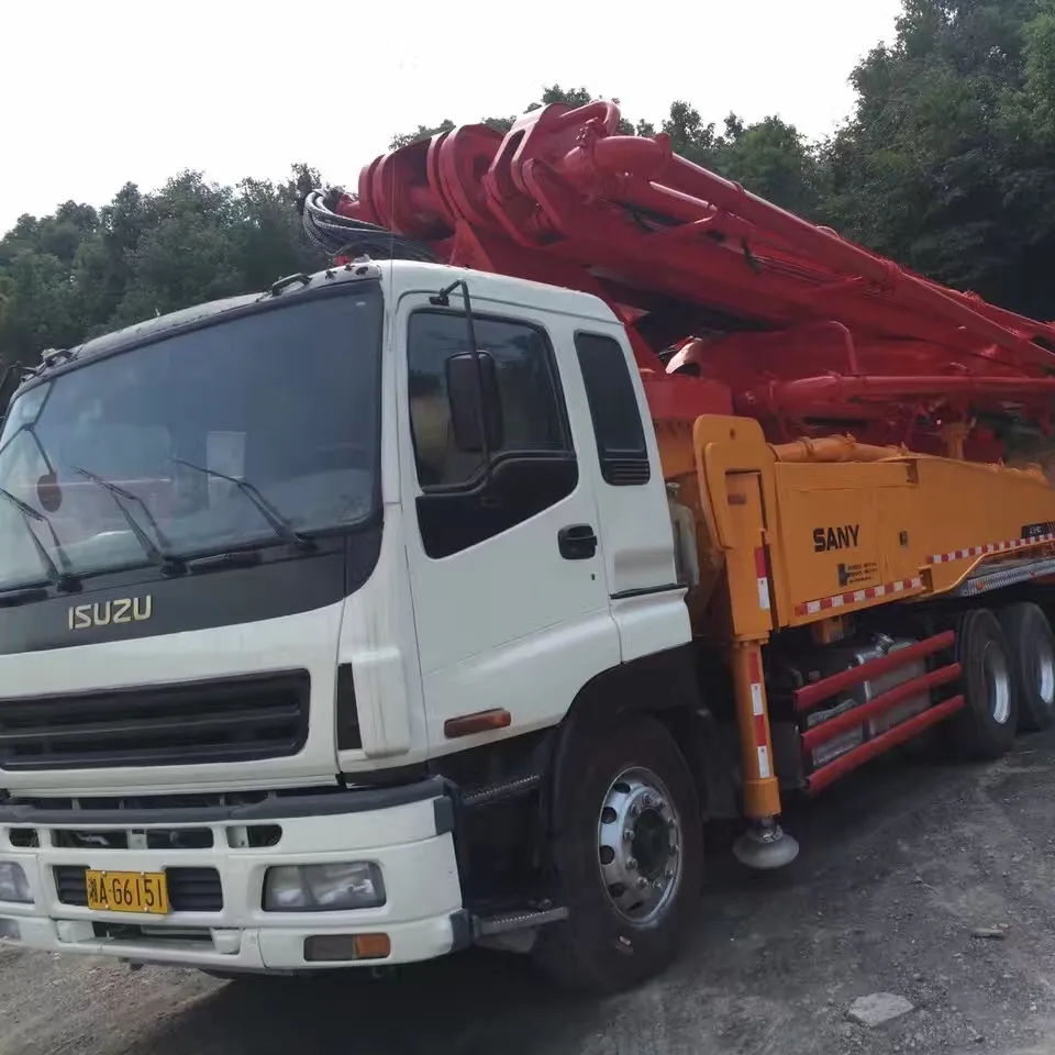 A buon mercato cinese usato Zoomlion Isuzu 46m 47m camion pompa a braccio per calcestruzzo montato su camion in vendita