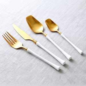 Ensemble de couverts de luxe en or avec manches blanches, idéal pour les tables de mariage, les dîners festifs et les cadeaux haut de gamme - Product Image 1
