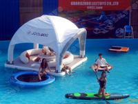 Île flottante gonflable haut de gamme avec auvent, table de salon ronde, pont flottant pour yacht, club, lac, plage, complexe hôtelier