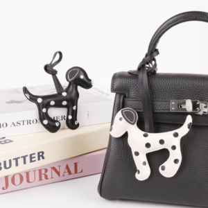 Portachiavi in Morbida Pelle PU a Forma di Dalmata, Ciondolo per Borsa e Portafoglio da Donna, Design alla Moda con Macchie Nere - Product Image 1