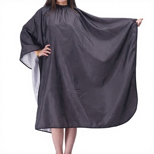 Cape de coiffure portable en caoutchouc noir avec logo personnalisé Leeons pour salons de coiffure - Product Image 4