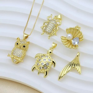 BD-D1111 Encantadores dijes de tortuga blancos con circonitas cúbicas, colgante de tortuga/cola de pez chapado en oro con circonitas transparentes, dije de cobre de moda con forma de tortuga, venta al por mayor - Product Image 1