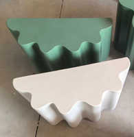 Table d'appoint moderne en MGO blanc pour intérieur et extérieur, design ondulé à l'avant, table basse en oxyde de magnésium, table d'appoint robuste en ciment