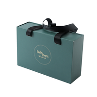 Boîte cadeau portable en papier couché écologique avec poignées et logo gaufré pour bijoux, produits pour bébés, cadeaux haut de gamme