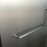 Porte intérieure moderne en acier inoxydable avec design métallique minimaliste et grilles décoratives rondes pour salon, chambre, hôtel et villa