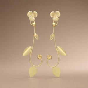 Pendientes Étnicos Chapados en Oro con Flores y Ramas en Cascada para Bodas y Compromisos - Product Image 3
