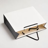 Sac en papier blanc mat élégant pour vêtements, avec poignée en ruban, impression de logo personnalisée, emballage cadeau