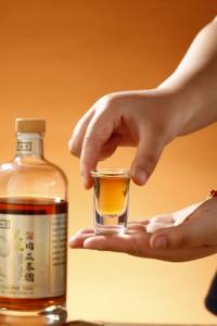 Minuman Tonik <span class=keywords><strong>Herbal</strong></span> Cina Premium Xiake Legend dengan <span class=keywords><strong>Ginseng</strong></span> dan Goji Berry, Alkohol 35%, 350ml, 6 Botol untuk Kesehatan Ginjal - Product Image 2