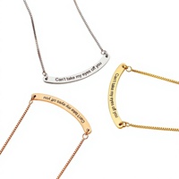 Collar Personalizado de Acero Inoxidable Antideslustre con Colgante Curvo Grabado con Letra y Sonrisa, con Cadena Cubana