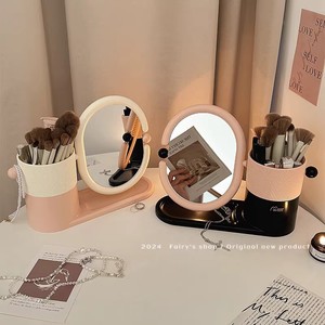 กระจกแต่งหน้าร้านเฟรี่พร้อมที่ใส่แปรง กระจกตั้งโต๊ะทรงกลมหมุนได้ กรอบพลาสติก เลนส์สีเงิน ดีไซน์สำหรับจัดเก็บ - Product Image 1