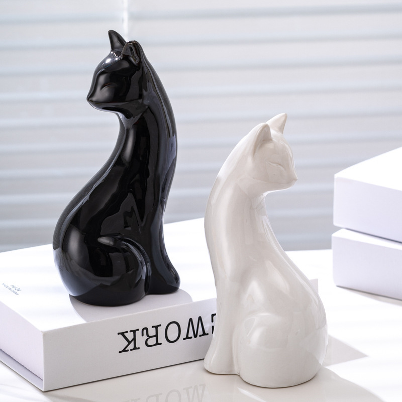 Des chats noirs et blancs se tenant compagnie.