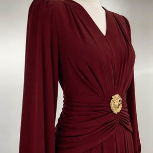 Robe longue de soirée formelle en satin bordeaux pour femme, col en V, manches classiques, infroissable, avec anneau métallique à la taille, pour demoiselle d'honneur et mariage - Product Image 6