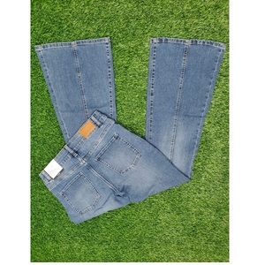 Pantalon en jean évasé à jambes larges Stockify de qualité supérieure pour femmes, élégant et décontracté, disponible à la vente - Product Image 6
