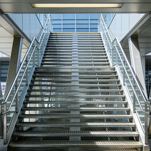 Escalera Estructural <span class=keywords><strong>de</strong></span> Acero Galvanizado <span class=keywords><strong>para</strong></span> <span class=keywords><strong>Exteriores</strong></span> <span class=keywords><strong>de</strong></span> Estilo Industrial Moderno con Diseño Recto y Duradero - Product Image 2