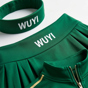 Ensemble de tennis 3 pièces tendance pour femme avec logo personnalisé WUYI : veste courte zippée à manches courtes, jupe plissée et bandeau assorti - Product Image 3