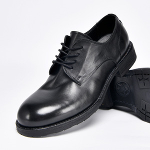 Elegantes zapatos casuales de cuero hechos a mano para hombre, color marrón clásico, formales, combinables con detalles negros, apariencia casual. - Product Image 5