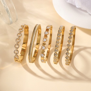 Bracciale in Acciaio Inossidabile Placcato Oro PVD con Zirconi, Bracciale a Forma di Cuore, <span class=keywords><strong>Quadrifoglio</strong></span>, Set di Bracciali Geometrici Rotondi - Product Image 5