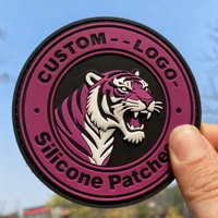 Fabricant en gros de patchs en PVC souple, en silicone et en caoutchouc PVC, avec logo 2D et 3D en relief, personnalisés pour vêtements et étiquettes de vêtements