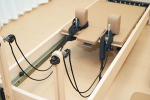 Fabricante Chino, Venta al por Mayor, Cama de Pilates Comercial de Madera de Arce, Resistente, con Resorte Elástico, para Entrenamiento de Equilibrio y Fortalecimiento del Core - Product Image 5