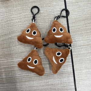 Vente en gros de porte-clés en peluche unisexe de la marque KUBIXION, pendentif, expression mignonne, 6 cm, rembourrage en coton PP, logo personnalisable, super doux - Product Image 1