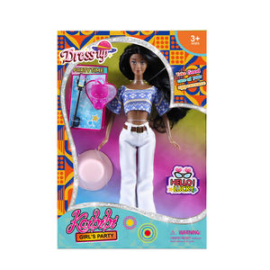 دمية فتاة أفريقية ترتدي قميصًا أزرقًا قصير الأكمام مع بنطلونًا أبيض واسع الساق وقبعة دائرية وردية للبيع - Product Image 5