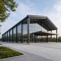 Bâtiment d'exposition moderne en acier avec façade entièrement vitrée, poutres de toit hautes et place d'accueil publique