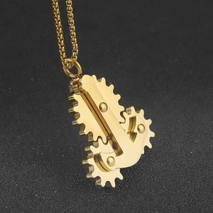 Colliers pendentifs unisexes en acier inoxydable de haute qualité, plaqués or 18 carats, au design élégant et original, pour les fêtes - Product Image 3