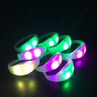 Bracelet LED multicolore en gros d'usine, logo personnalisé, batterie intelligente, bracelet lumineux en plastique, bracelet de poignet