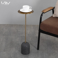 Canapé de salon de style moderne mini table d'appoint pour chambre d'hôtel meuble de table d'angle à base de marbre et cadre en métal