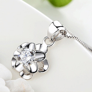 Collana con Ciondolo a Fiore Semplice per Donna, Accessorio Quotidiano con Catena per Clavicola - Product Image 3