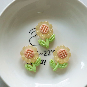 CHENXI Vente en gros 100 pièces Breloques en résine en forme de fleur de tulipe pour la décoration de coques de téléphone, boîtes à lunch et gobelets, Fleurs en résine - Product Image 6