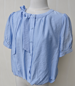 Elegante Camicetta in Chiffon per Donne, Maniche Corte con Decorazione a Bottoni, Top Estivo da Ufficio, Abbigliamento Casual Azzurro per Donne - Product Image 3