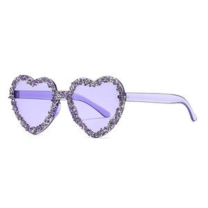 Gafas de sol europeas con forma de corazón y diamantes de imitación para mujer, protección UV400, montura de PC, lentes AC, color verde, moda para fiestas - Product Image 2