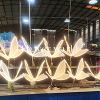 Lustre de scène de mariage style européen avec ailes de papillon lumineuses, en métal et PVC, pour décoration de plafond artistique et photographie suspendue sur scène en T