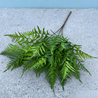 Fougère verte artificielle haut de gamme, tige de 80 cm, ultra-réaliste, pour décoration murale d'hôtel, hall d'accueil, ou comme accent botanique.