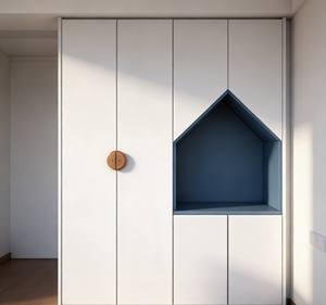 Armario Infantil Minimalista Blanco con Diseño de Nicho de Techo a Dos Aguas, Detalles de Madera y Gran Capacidad de Almacenamiento para Dormitorios - Product Image 4