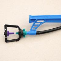 Système d'irrigation goutte à goutte en plastique bleu avec buse réglable pour usage en jardin