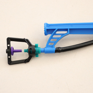Système d'irrigation goutte à goutte en plastique bleu avec buse réglable pour usage en jardin - Product Image 4