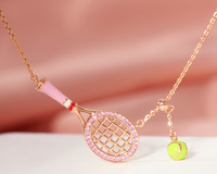 Collier Raquette de Tennis Rose Émaillée Plaqué Or 18K Résistant au Ternissement et Longue Durée, Pendentif Inaltérable pour Meilleure Amie Sportive