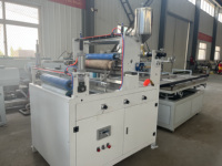 Ligne de production de panneaux muraux décoratifs en PVC, machine extrudeuse de panneaux de plafond en plastique pour matériaux de construction