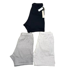 Shorts en coton couleur avoine clair avec patch en caoutchouc pour homme, style streetwear, avec cordon de serrage long, coupe ample et décontractée, essentiel et minimaliste - Product Image 1