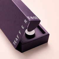 Boîte personnalisée à couvercle rabattable pour crème pour les mains, en papier spécial violet avec texte de marque en feuille blanche, emballage pour tube et boîte à courrier avec plateau intégré, OEM