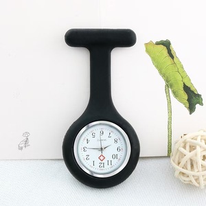 นาฬิกาพกพาแบบหนีบสำหรับพยาบาล  สายซิลิโคนสีสันสดใส  หน้าปัดควอตซ์  สามารถสลักชื่อได้  ของขวัญทางการแพทย์แบบกำหนดเองได้ - Product Image 1